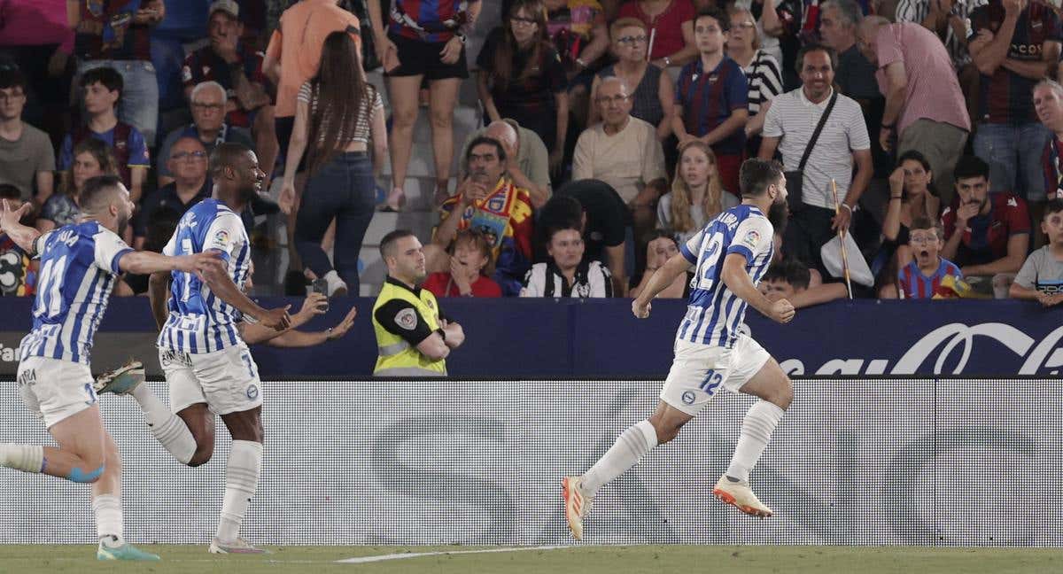 Villalibre celebra el gol de penalti que supuso el ascenso del Alavés a Primera.