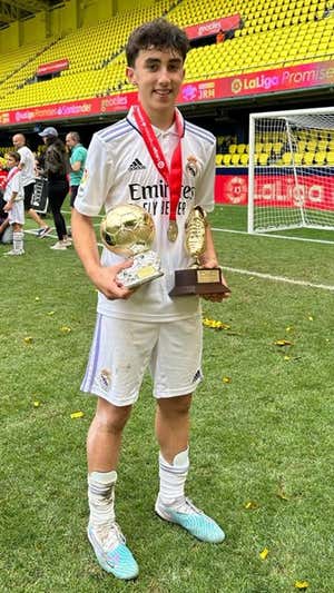 Alberto Ruiz, máximo goleador y MVP del torneo  Relevo