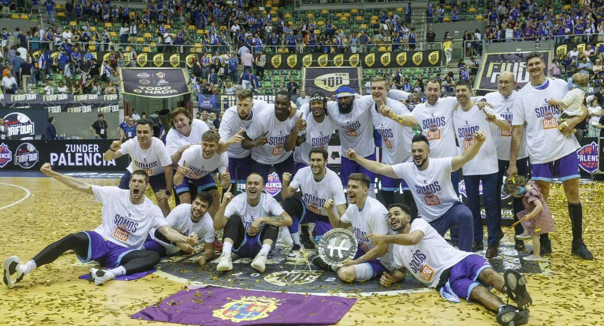 Los jugadores del Zunder Palencia celebran el ascenso a la ACB./EFE/Santi Otero