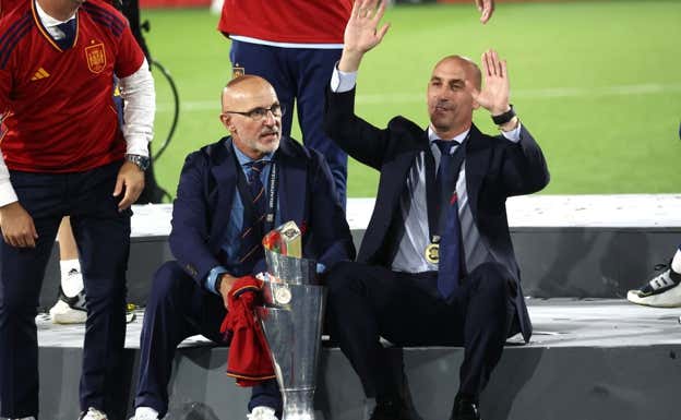 Luis de la Fuente, junto a Luis Rubiales y al trofeo de la Nations League. REUTERS/Yves Herman