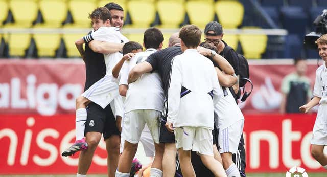 El abrazo más agridulce de un entrenador de alevines que lo tenía todo para triunfar en el Real Madrid