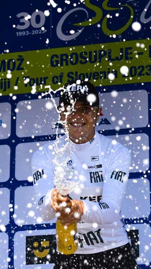 Raúl García Pierna celebra su premio como mejor joven de la Vuelta a Eslovenia.  EQUIPO KERN PHARMA / SPRINT CYCLING