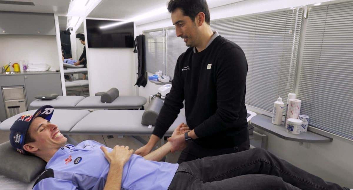 Álex Márquez, mientras es tratado por un fisioterapeuta en el Health Center del Mundial de motociclismo.