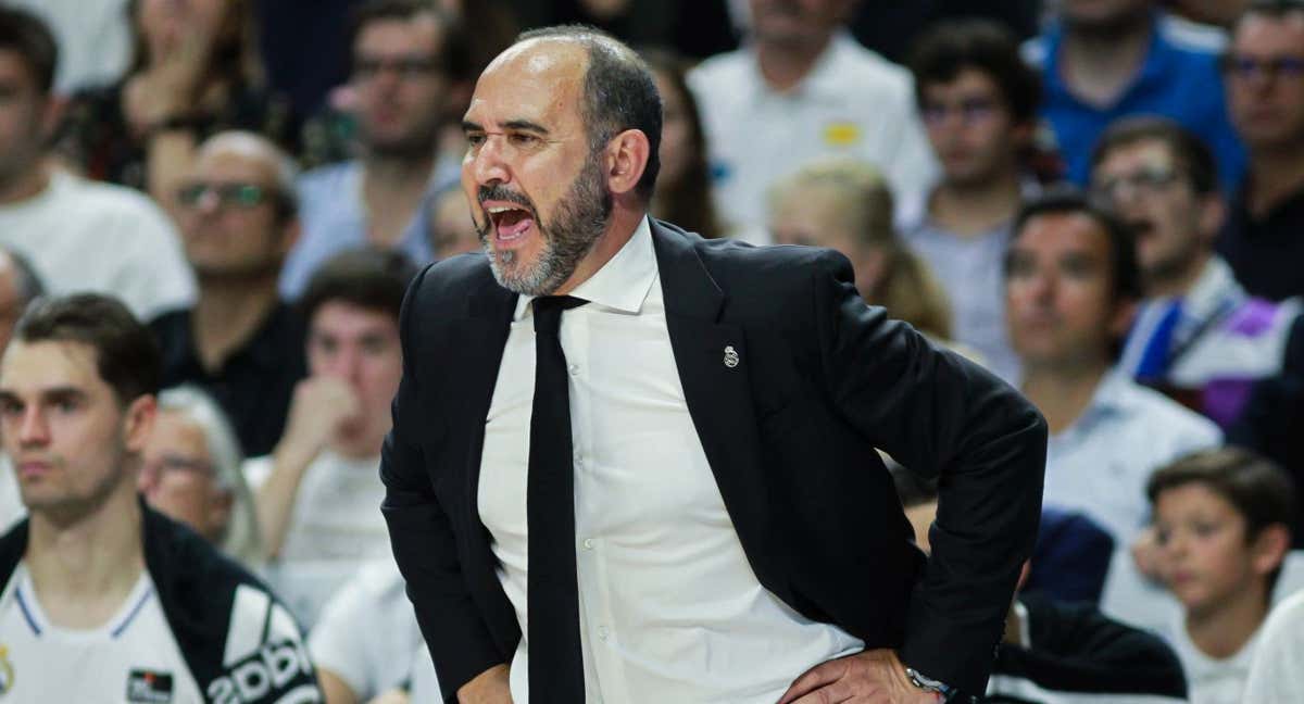 Chus Mateo dirige a los suyos durante el tercer partido de la final, este martes en Madrid./Irina R. Hipolito / AFP