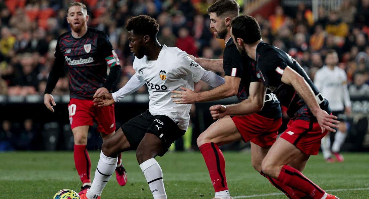 Yunus Musah, rodeado de jugadores del Athletic Club en un partido de Copa del Rey. /EFE