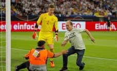 ¡Ter Stegen evitó que dos activistas se amarrasen al palo!