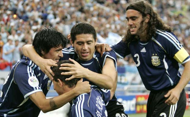 Riquelme y Maxi celebran un gol en el Mundial 2006.  EFE