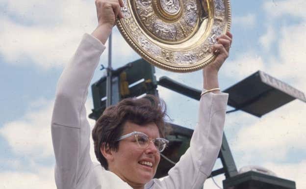 Billie Jean King con el trofeo de Wimbledon.  Archivo