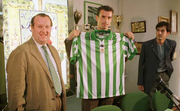 Joaquín Bornes, entre Juan Luis Aguado y Antonio Barrera, en su presentación con el Betis. ABC