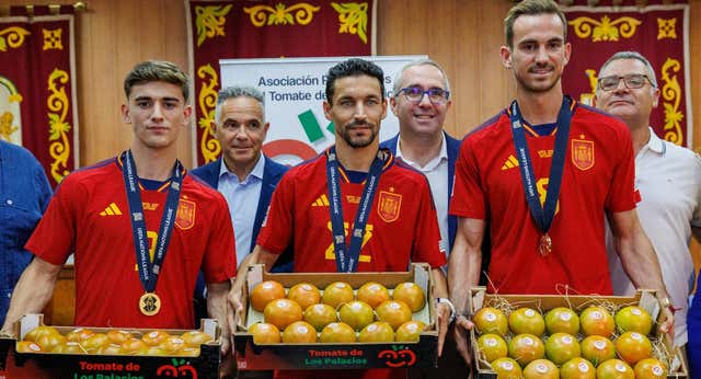 El secreto de Los Palacios: Gavi, Navas y Fabián, en un kilómetro a la redonda… junto con toneladas de tomates