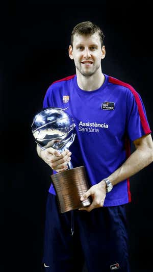 Jan Vesely con el trofeo tras proclamarse campeón de Liga Endesa.  ACB PHOTO/E. COBOS