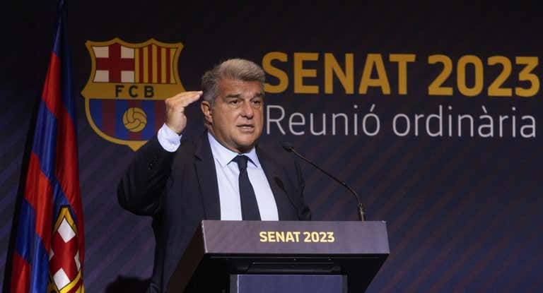 El presidente del FC Barcelona, Joan Laporta, durante el discurso que abrió la reunión ordinaria del Senado de la entidad azulgrana.