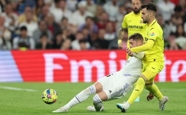 Acción de juego entre Fede Valverde y Álex Baena durante el encuentro que el Villarreal disputó en Santiago Bernabeu en la temporada 22/23.  Pierre-Philippe MARCOU / AFP