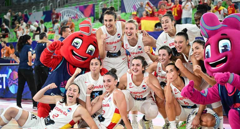 España celebra el billete para semis del EuroBasket y para el Preolímpico.