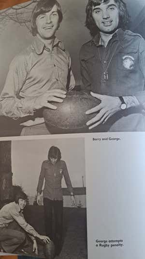 George Best y Barry John jugando al rugby.  Libro Barry John: The George Best of rugby