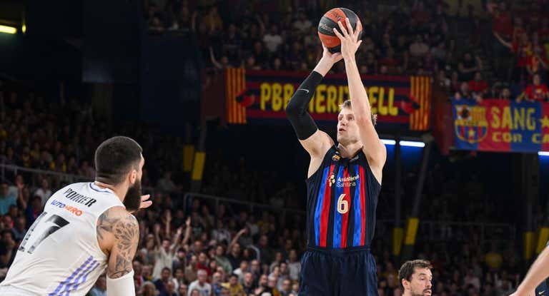 Jan Vesely lanza desde media distancia.