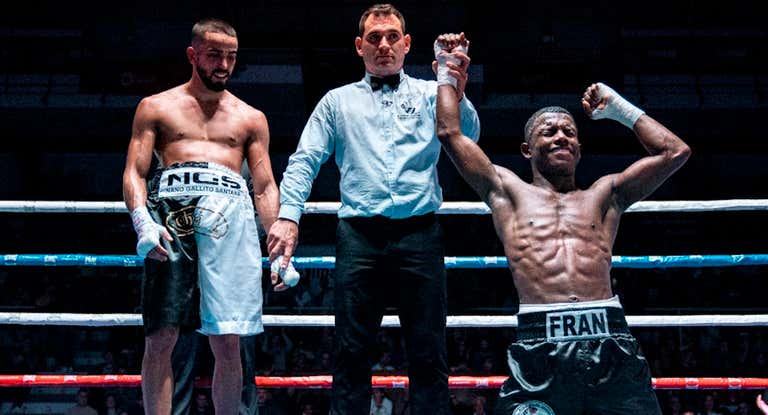 Fran Mendoza festeja su triunfo sobre Nano Santana en 2019.
