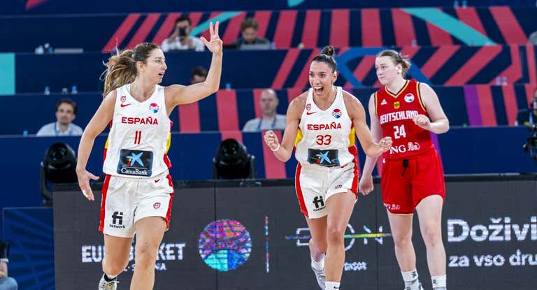 Leo Rodríguez y Laura Quevedo, durante el partido ante Alemania.