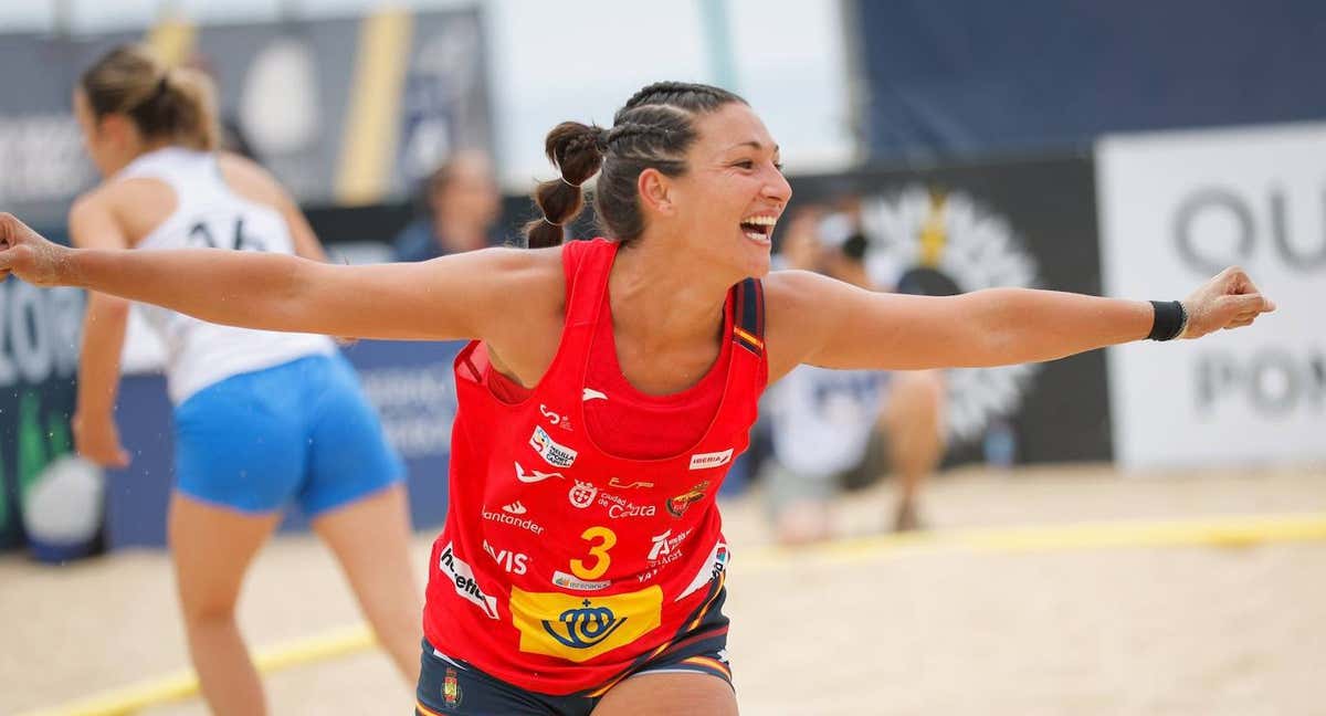 Asun Batista celebra un tanto en el Campeonato de Europa. /RFEBM