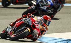 Márquez se vuelve a caer en el estreno de Assen y Bezzecchi se va a dormir como el más rápido