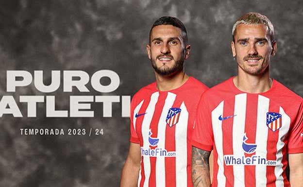 Koke y Griezmann posan con la nueva camiseta del Atlético de Madrid.