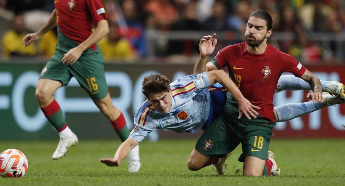 Ruben Neves pelea con Gavi por hacerse con un balón. /Reuters