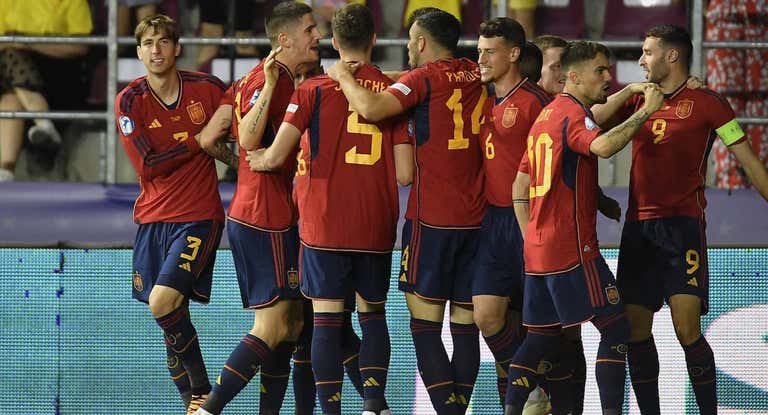 Los jugadores españoles celebran el gol de Abel Ruiz.