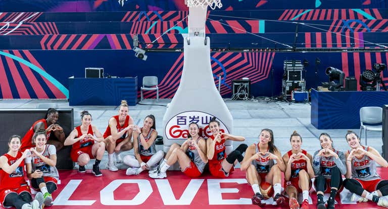 La Selección española se fotografía con la palabra 'love' tras un entrenamiento.
