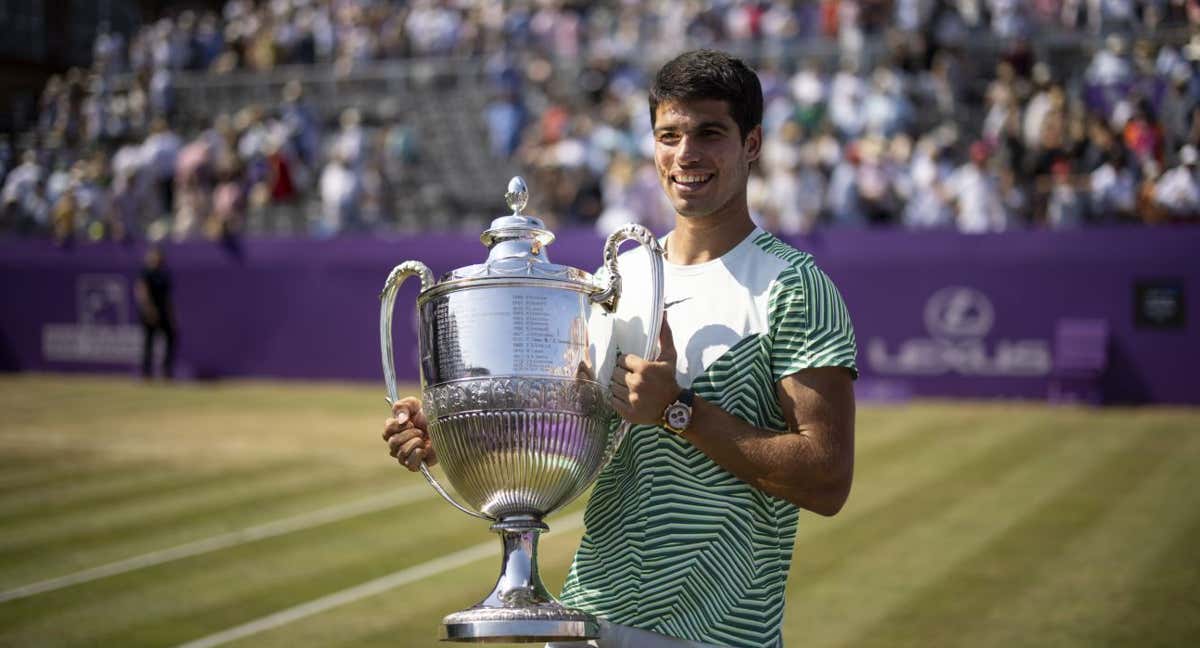 Carlos Alcaraz, con la copa de campeón del torneo de Queen's 2023.