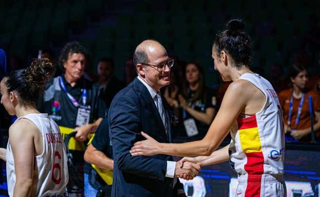 Torrens recibiendo el saludo tras lograr la plata.  FIBA