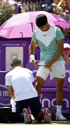 Alcaraz es atendido en la final de Queen's  REUTERS