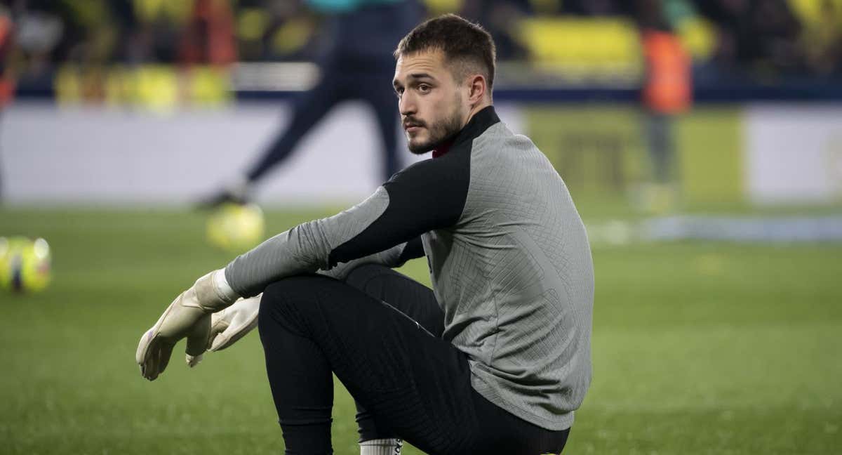 Arnau Tenas durante un calentamiento con el primer equipo./AFP