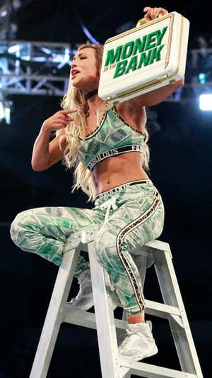 Carmella celebra su victoria en Money in the Bank. WWE