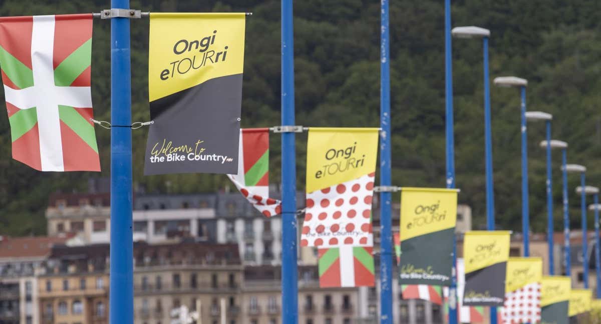 Las calles de San Sebastián ya están engalanadas para el paso de los ciclistas. /EFE