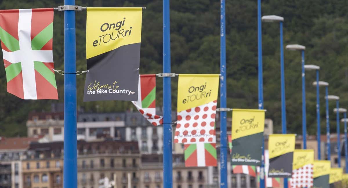 Las calles de San Sebastián ya están engalanadas para el paso de los ciclistas.