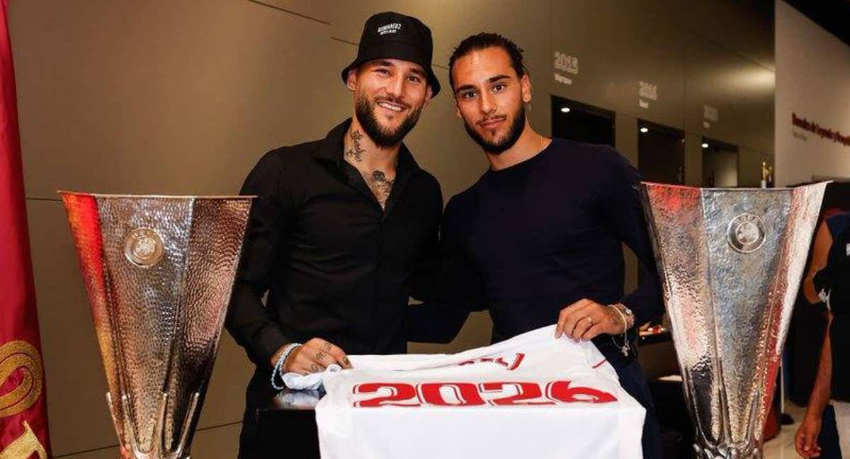 Nemanja Gudelj posa junto a su hermano.