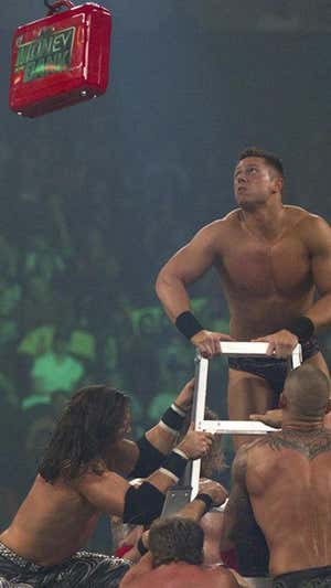 The Miz y el resto de participantes en el Money in the Bank de Raw en 2010 intentan llegar al maletín. WWE
