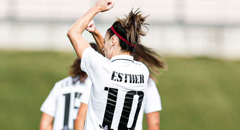 Esther González celebra un gol durante su etapa en el Real Madrid.
