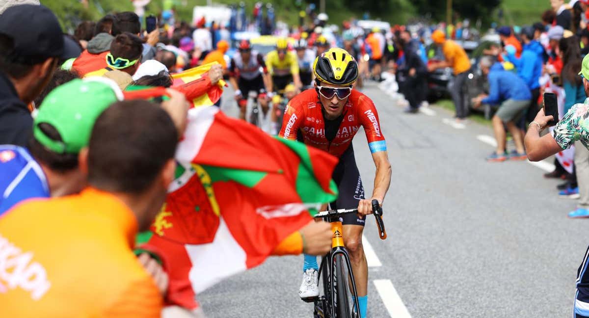 Aficionados vascos apoyan a Pello Bilbao en un Tour de Francia./Getty Images