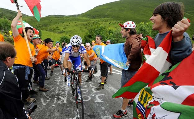 Jóvenes aficionados del Euskaltel en Hautacam durante el Tour de 2008. Getty Images