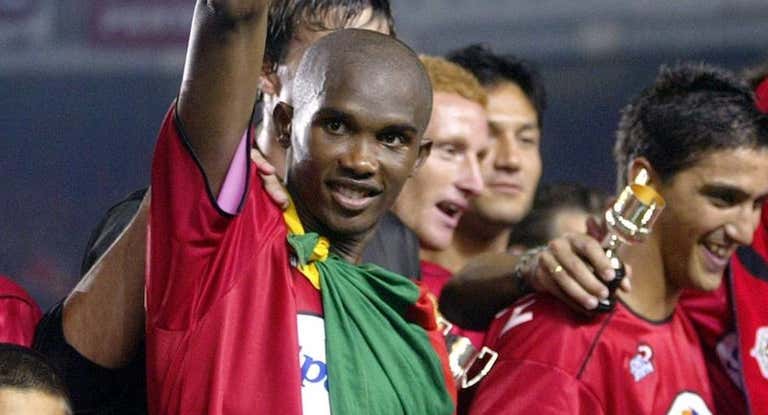 Samuel Eto'o celebra la Copa ganada por el Mallorca en 2003.