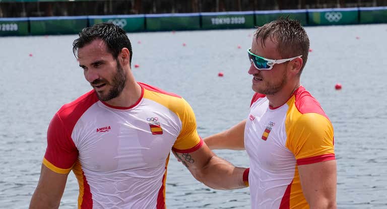Marcus Cooper, junto al abanderado español en Tokio Saúl Craviotto.