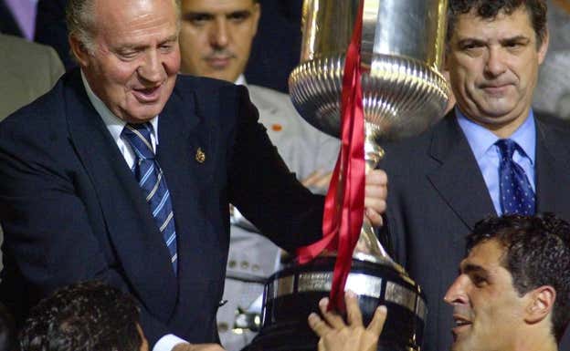 El rey Juan Carlos entrega la Copa a Miguel Ángel Nadal, capitán del Mallorca.  AFP