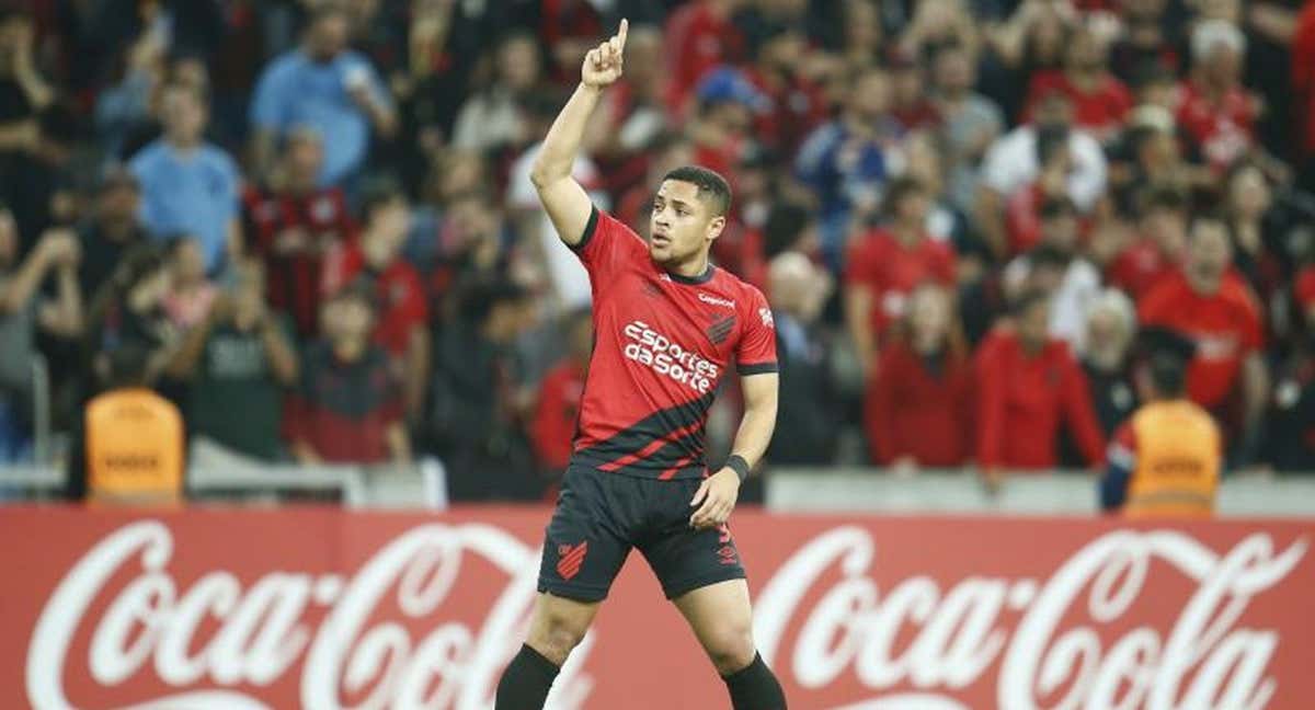 Vitor Roque celebra uno de sus dos goles ante Alianza de Lima. /EFE