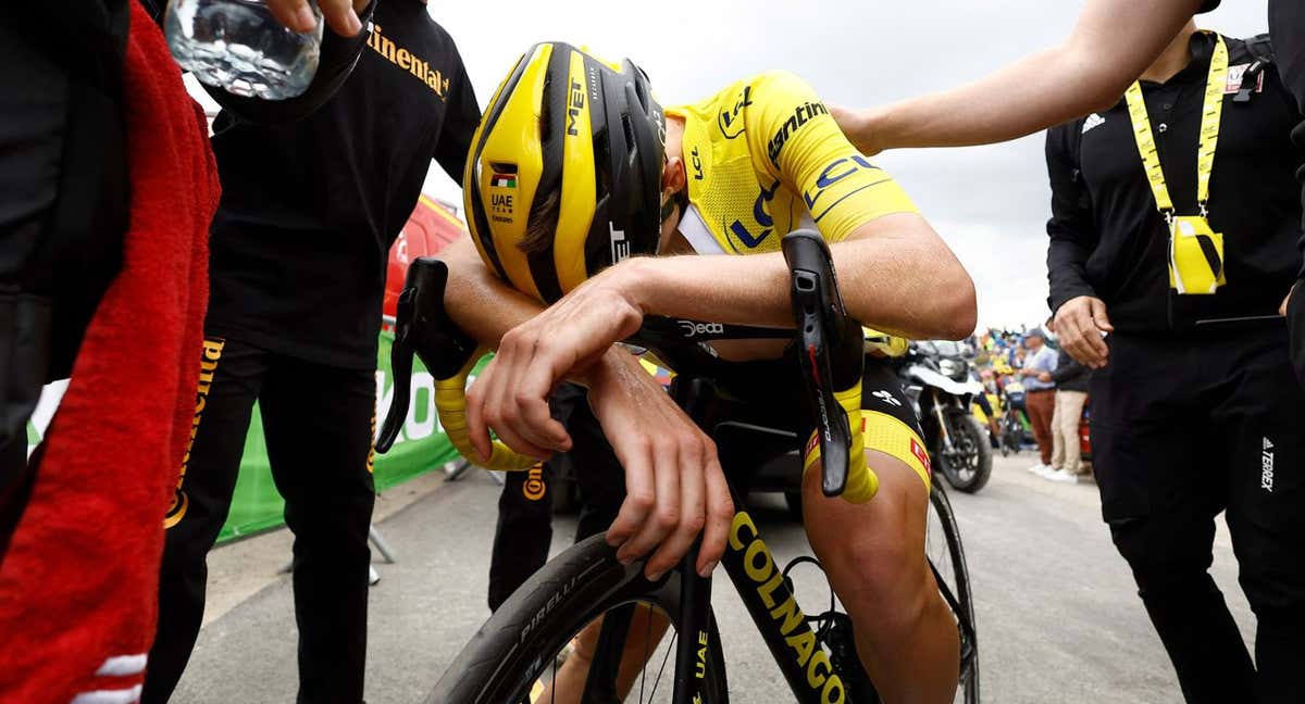 Tadej Pogačar se lamenta en la cima del Col du Granon, donde perdió el Tour de Francia 2022. /GETTY IMAGES