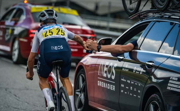 ¿Hasta qué punto la capacidad de nutrirse bien es una cualidad del ciclista que no debería impostarse con la ayuda de tecnología? La telemetría en general y la monitorización de los niveles de glucosa en particular, a debate.  ASO / CHARLY LÓPEZ
