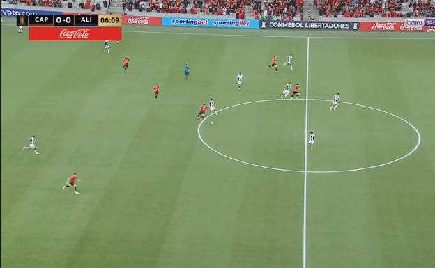 Vitor Roque arrancando desde su campo tras recibir en el perfil zurdo, trazando una diagonal.  WYSCOUT