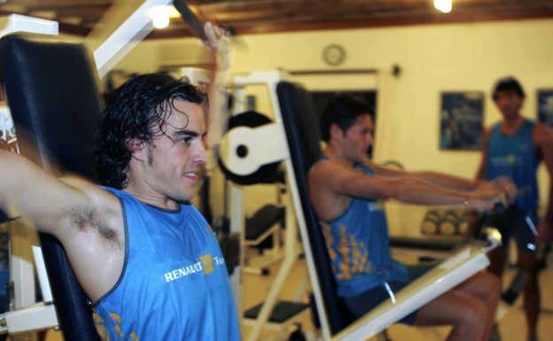Fernando Alonso y Giancarlo Fisichella, en una sesión de gimnasio en sus tiempos en Renault.  Renault