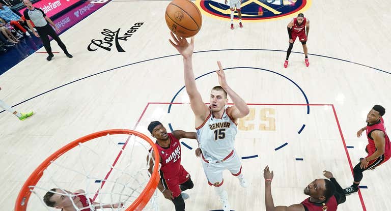 Nikola Jokic intenta anotar ante la defensa de Miami Heat en un partido de las pasadas Finales de la NBA.