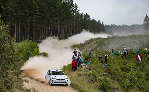 El joven escocés pilotando su Opel Corsa en el Rally de Letonia del Europeo  Red Bull Content Pool